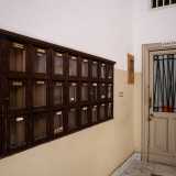 Nell�ingresso sono ancora presenti le originarie cassette delle lettere in legno...